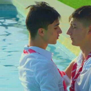 Angel realizes it's time to turn the page and Erik starts to feel threatened by the closeness of two of his classmates. In the afternoon, Danny finally falls for Nathan as he jerks him off inside his pool for then...